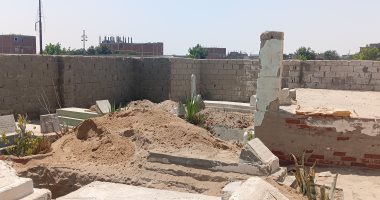 تجهيز مقبرة المطرب الشعبى الراحل محمد عواد فى القنطرة شرق استعدادا لدفنه.. فيديو