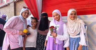 فى آخر امتحان.. الأمهات يستقبلن طلاب الثانوية العامة بالبلالين والورود بالجيزة