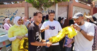 بالبالونات.. أسر طلاب الثانوية ينتظرون أبنائهم أمام اللجان بالإسكندرية.. فيديو