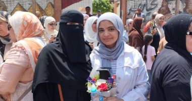 طلاب الثانوية العامة فى الإسكندرية يحتفلون بانتهاء الامتحانات بالطبل.. فيديو