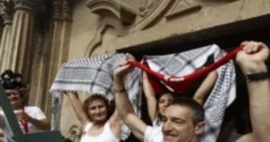 من مدريد لبرلين.. غزة فى قلب المهرجانات الأوروبية.. هتافات "فلسطين حرة وأوقفوا الإبادة الجماعية" خلال مهرجان الثيران بإسبانيا.. اسم القطاع يزين مهرجان جلاستونبري ببريطانيا.. و"الموت لإسرائيل" على جدار بألمانيا الكوفية الفلسطينية