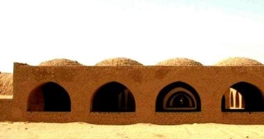 قرية حسن فتحى بالوادى الجديد أيقونة معمارية عمرها نصف قرن على مساحة 18 فدان بمدينة باريس.. مبنية من الطوب اللبن.. شهدت فعاليات ملتقى الفنون البيئية العالمية وضمت مدرسة لتعليم النحت لإحياء التراث الواحاتى.. صور القرية مبنية من الطوب اللبن