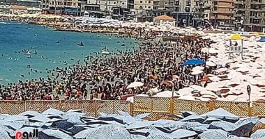 الجمعة الأولى بعد الامتحانات.. شواطئ الإسكندرية ترفع شعار كامل العدد زحام شواطىء الإسكندرية