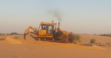 استكمال مبادرة التصدى لمخاطر الكثبان الرملية بالوادى الجديد.. إزالة أثرها على المناطق السكنية والطرق الرئيسية.. زراعة سياجات شجرية واستصلاح الكثبان المتأخرة للمناطق السكنية.. ونشر ثقافة زراعة أشجار المصدات..صور استخدام المعدات الثقيلة لازالة الكثبان