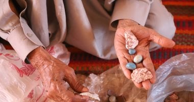 "من حجر إلى هوية".. هنا ولد اسم سيناء.. يوميات حماة الفيروز في الجبال.. اكتشفه الفراعنة ولا يزال سكان الجبال يستخرجونه.. أشهر مناطقه وديان سرابيط الخادم والنصب بأبو زنيمة..ينقل إلى منطقة الحسين لتحويله إلى حلي الاحجار الكريمة من الفيروز