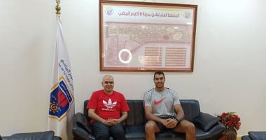 عبد الرحمن فيصل مع رئيس نادى 6 أكتوبر