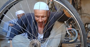 حكاية "صابر" على مدار نصف قرن فى تصليح الدراجات الهوائية بقنا