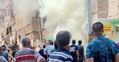 6 سيارات إطفاء تسيطر على حريق بمحل سفنج فى دمياط آثار الحريق