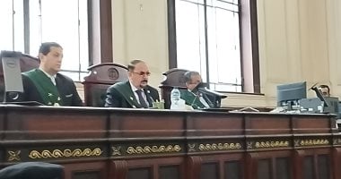 المؤبد لعاطل قتل شخصا بسبب فرض إتاوة لركن السيارات بالإسكندرية.. فيديو هيئة المحكمة