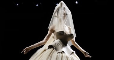 فساتين ملطخّة بالدماء وأخرى مشوّهة في أسبوع الأزياء الراقية في باريس.. صور