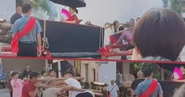 نيوز برو : 
                                            فال خير.. صينى يشترى نعشا لأمه المسنة لتجلس فيه معتقدا أنه يطيل العمر
                                        