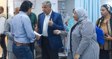 محافظ الإسكندرية يزور مصابي انهيار عقار العطارين ويوجه بسرعة صرف التعويضات