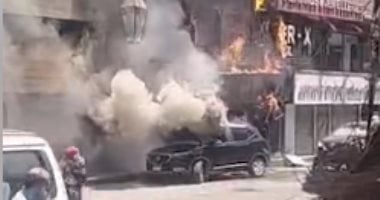 لحظة اشتعال النيران بسيارة فى فيصل والحريق يمتد لأحد المحلات.. فيديو جانب من البث