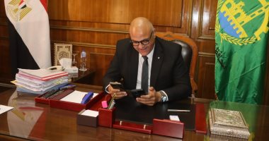 محافظ القليوبية مهنئا طالبتين من أوائل الدبلومات: فخر المحافظة وسنكرمهما محافظ القليوبية خلال التهنئة