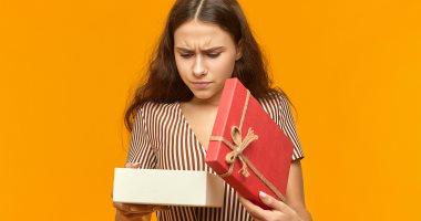 هدايا بلاش تشتريها فى عيد ميلاد مواليد برج السرطان.. عشان ما يقلبهاش دراما هدية غير موفقة