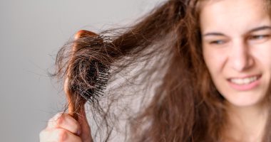 نيوز برو : 
                                            لو شعرك طويل وبيتشابك.. 5 طرق هتساعدك على فكه بدون ألم
                                        