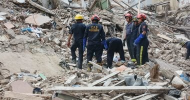 انهيار عقار فى العطارين والبحث عن مفقودين تحت الأنقاض بالإسكندرية.. صور