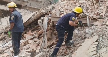 البحث عن مسن مفقود أسفل عقار العطارين المنهار بالإسكندرية