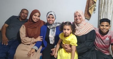 قصة نجاح إيمان صلاح الأولى جمهوريا في التعليم المزدوج الزراعى.. فيديو وصور الطالبة المتفوقة إيمان صلاح وأسرتها