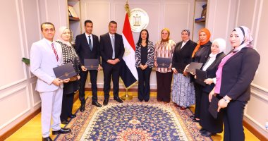 وزيرة التضامن تكرم الإدارة العامة للاتصال السياسى والشؤون البرلمانية بالوزارة