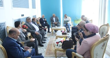 محافظ الوادى الجديد يلتقى وفدا من الوطنية للصحافة فى زيارة تفقدية للمحافظة