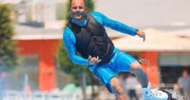 الرجل الطائر صانع البهجة.. تفاصيل مصرع محمود عبد الغنى لاعب الفلاى بورد بالغردقة خلال استعراضه بحمام سباحة.. اختل توازنه أثناء أداء إحدى الحركات واصطدم بالرخام.. ونقل جثمانه لمسقط رأسه بالمنوفية.. صور لاعب الفلاى بورد أثناء إحدى الاستعراضات