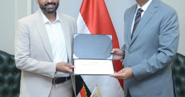 وزير التموين يكرم صاحب أفضل فكرة عبر "منصة حوار" بتتبع السلع الغذائية خلال التكريم