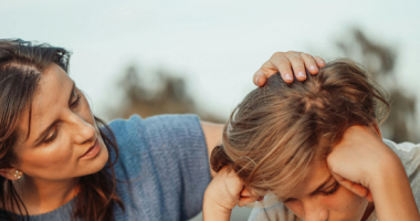 تغيرات المراهقة.. كيف تتعامل الأمهات مع تحولات بناتهن المفاجئة؟