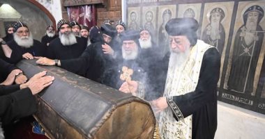 البابا تواضروس يطيب جسد القديس الأنبا بيشوي