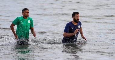 السادسة بتوقيت المصري.. أشغال شاقة للاعبين على شواطئ بورفؤاد "صور" المصري