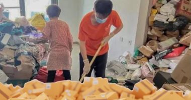 مدمنة تسوق تنفق 280 ألف دولار وتستأجر شقة كبيرة لتخزين طرودها غير المفتوحة منزل مليء بالطرود