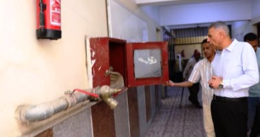 محافظ أسوان يطمئن على منظومة الإطفاء وبوابات الطوارئ بمبنى الوحدة المحلية