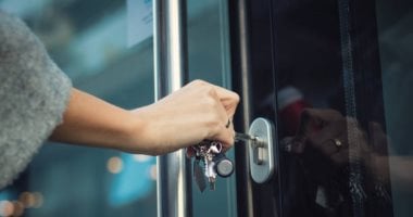 نيوز برو : 
                                            عايشة فى بيت عيلة ومفتاح شقتك مع حماتك.. استشارى تضع روشتة لعلاج المشكلة 
                                        