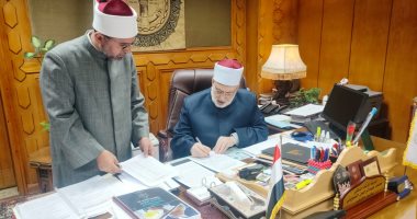 وكيل الأزهر يعتمد نتيجة اختبارات رواق الخط العربي والزخرفة بالمحافظات الدكتور محمد الضويني وكيل الأزهر الشريف