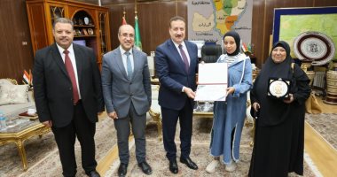 محافظ المنوفية يكرم شيماء نمرة الأولى على الجمهورية بالدبلومات الفنية التجارية