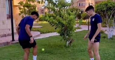 دغموم وأبو الخير يستعرضان مهارتهما بكرة تنس في معسكر المصري.. فيديو دغموم وابو الخير