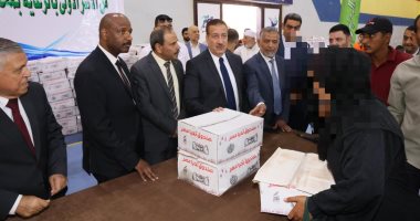 محافظ المنوفية يسلم مساعدات عينية ولحوما لـ 2000 أسرة من الأولى بالرعاية