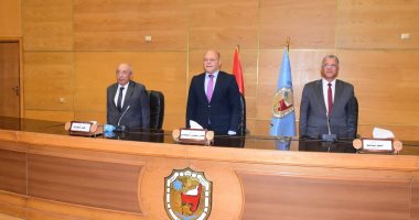 رئيس جامعة سوهاج ونقيب المهندسين يشهدان حفل تخرج دفعة كلية الهندسة.. صور