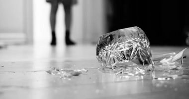 تفسير حلم كسر الزجاج.. الضعف العاطفي والصراع والخطر أبرز المعاني النفسية