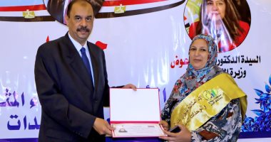 محافظ سوهاج يكرم 15 من الفائزين فى مسابقة "الأم المثالية" و"الأب المثالى"