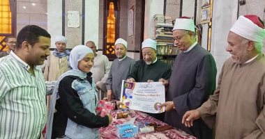 وكيل أوقاف سوهاج يكرم أوائل الشهادة الإعدادية من أبناء العاملين بالعمل الدعوى