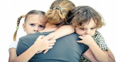 6 حالات لإسقاط الحضانة عن الأم.. تعرف عليها
