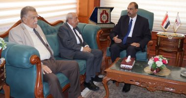 محافظ سوهاج يستقبل النقيب العام لمهندسى مصر لبحث التعاون المشترك جانب من اللقاء