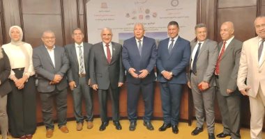 محافظ الوادي الجديد يُوقّع اتفاقية مشروع "الواحات الخضراء" فى مرحلته الأولى