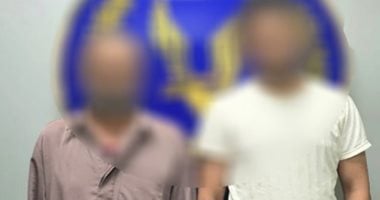 الداخلية تكشف تفاصيل تعدي مريض نفسي على المارة.. فيديو المتهمان عقب ضبطهما