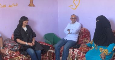 نبيلة مكرم تزور أسرة داخل منزلها بالقصير وتتبادل معهم الحديث.. فيديو وصور لقاء السفيرة مع ربة الأسرة