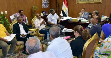 سكرتير مساعد الأقصر يتابع إجراءات تفعيل منظومة انتظار المركبات داخل المدن 