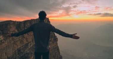 نيوز برو : 
                                            تفسير حلم الوقوف على حافة جبل.. بين الخوف والسلام النفسى وتأويلات أخرى
                                        