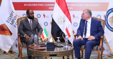 وزير البترول يعقد جلسة مباحثات مع وزير المناجم بدولة غينيا