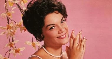 وفاة مغنية Pretty Little Baby عن عمر ناهز 87 عامًا كوني فرانسيس